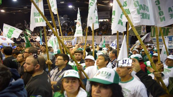 Trabajadores argentinos marchan este lunes en pro de mejoras salariales Trabajadores argentinos marchan este lunes en pro de mejoras salariales