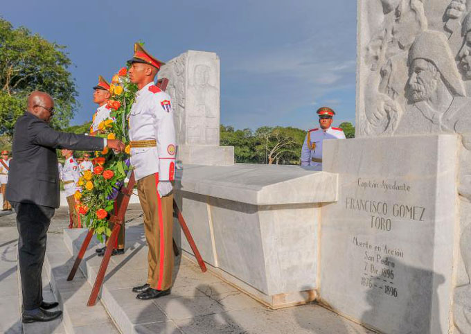 Ministro de defensa de Namibia rindió tributo a Maceo
