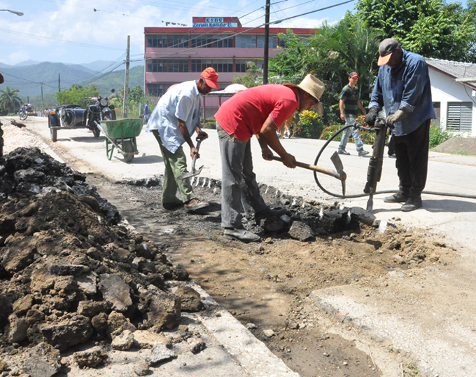Reparan viales en Buey Arriba Reparan viales en Buey Arriba