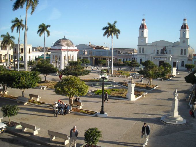 Ciudad reluciente en su nuevo cumpleaños