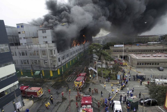 Indignación en Perú por devastador incendio que deja desaparecidos Indignación en Perú por devastador incendio que deja desaparecidos