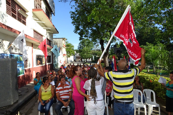 Entregan bandera de Vanguardia Nacional a fábrica Mario Alarcón Entregan bandera de Vanguardia Nacional a fábrica Mario Alarcón