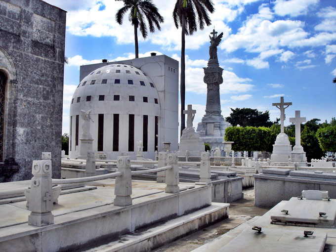 Necrópolis de Colón: continente de monumentos y leyendas