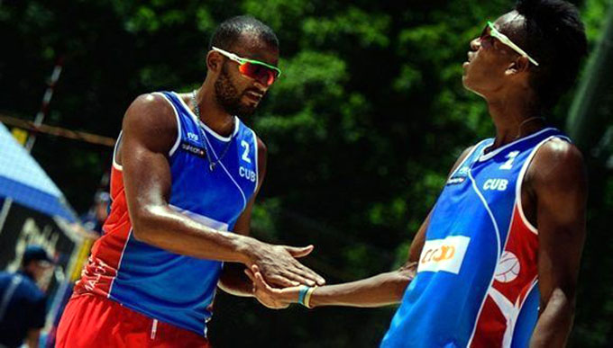 Cubanos avanzan como líderes de grupo en Mundial de voleibol playero Cubanos avanzan como líderes de grupo en Mundial de voleibol playero