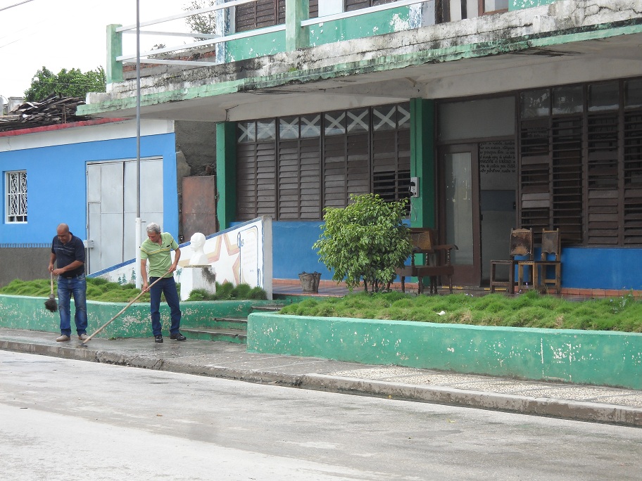 Manzanilleros higienizan la ciudad (+ fotos)