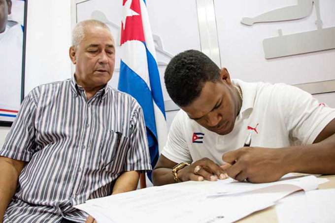Otros tres deportistas cubanos contratados en ligas extranjeras Otros tres deportistas cubanos contratados en ligas extranjeras