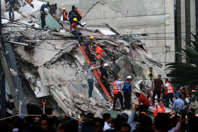 Aumenta a 358 los muertos por sismo en México Aumenta a 358 los muertos por sismo en México