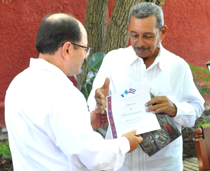 Entregan la Uneac y Guatemala premio literario a escritor bayamés (+ fotos, audios y video)