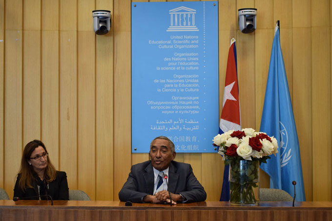 Cosmonauta cubano dialoga en Unesco con grupo latinoamericano Cosmonauta cubano dialoga en Unesco con grupo latinoamericano
