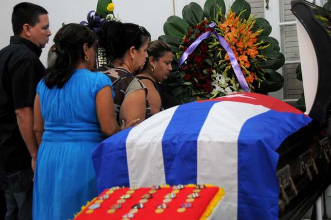 Acompaña ofrenda floral de Raúl honras fúnebres de Armando Hart (+fotos)