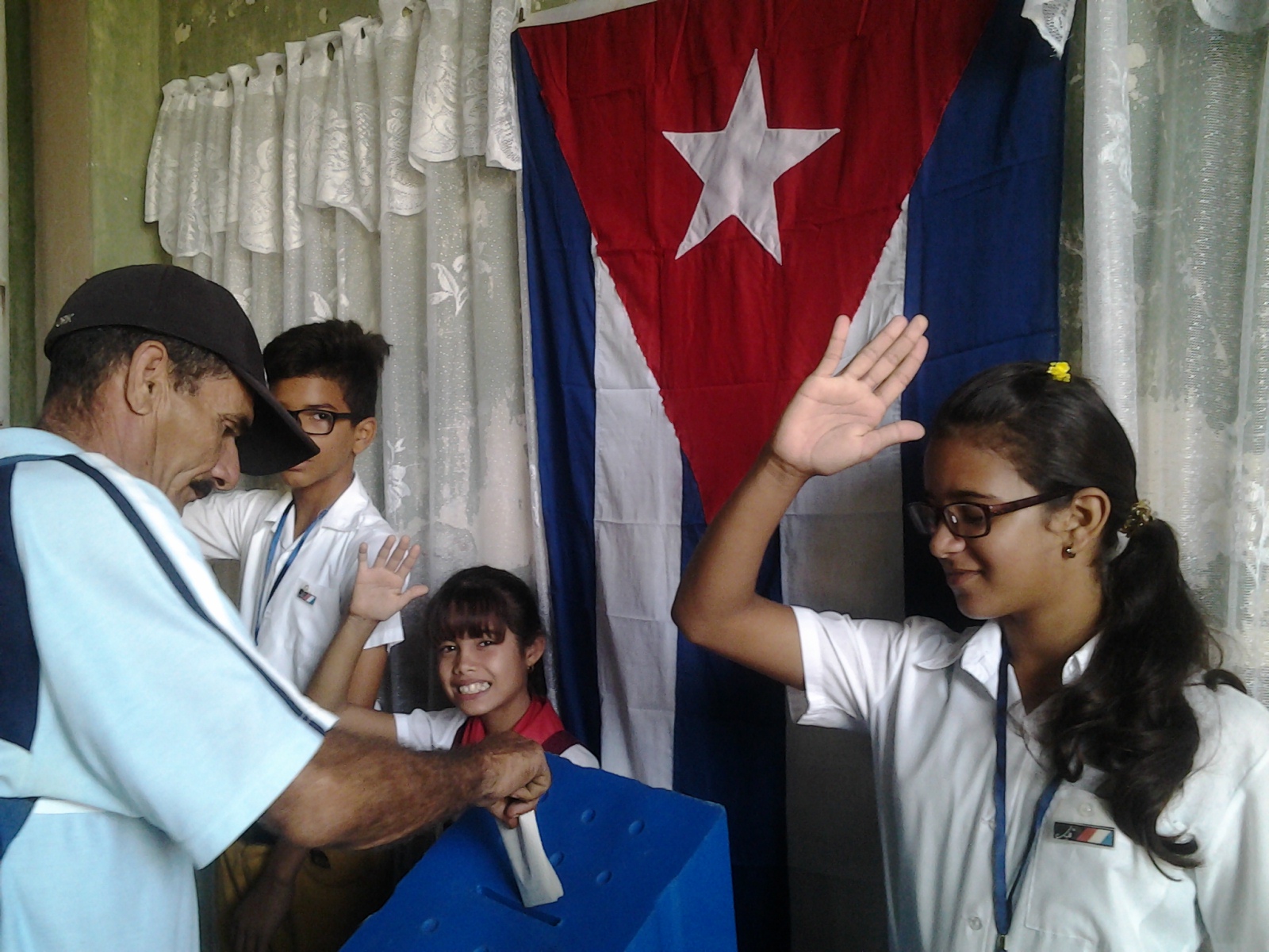 Fidel y la Revolución inspiran jornada electoral en Manzanillo (+ fotos) Fidel y la Revolución inspiran jornada electoral en Manzanillo (+ fotos)