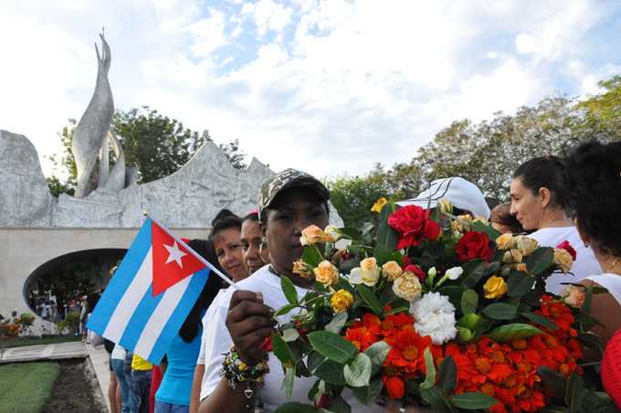 Rinden homenaje a Fidel en Granma (+audio, fotos y video) Rinden homenaje a Fidel en Granma (+audio, fotos y video)