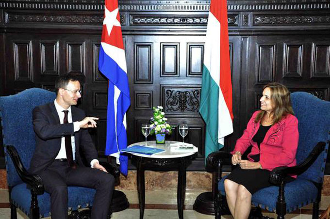 Dialoga vicepresidenta del Parlamento cubano con canciller húngaro