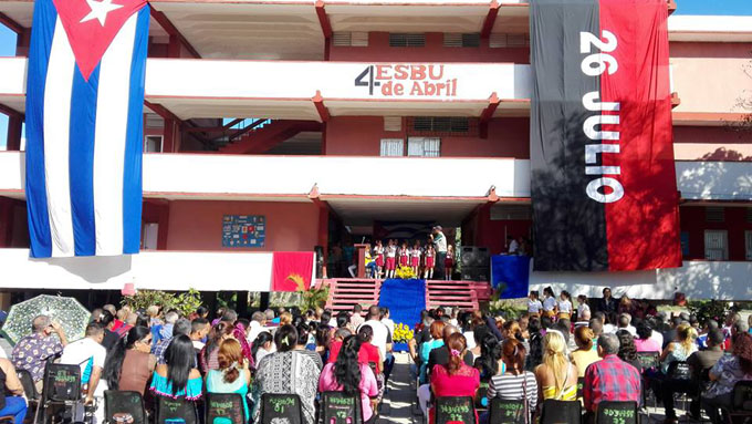Dedican a Fidel festejo manzanillero por el Día del educador