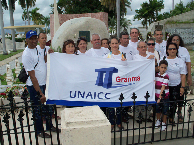 Rinden homenaje a Fidel en cementerio Santa Ifigenia profesionales de la construcción en Granma