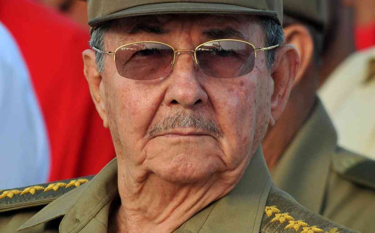 Felicita presidente cubano a trabajadores de hospital militar