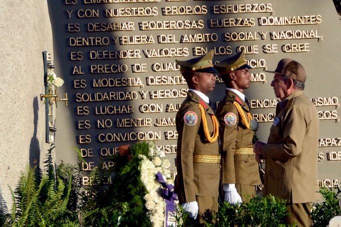 Rindió Raúl homenaje al Líder histórico de la Revolución Cubana Rindió Raúl homenaje al Líder histórico de la Revolución Cubana