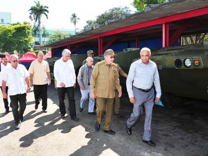 Recorrió Raúl Empresa Militar Industrial en Santiago de Cuba Recorrió Raúl Empresa Militar Industrial en Santiago de Cuba