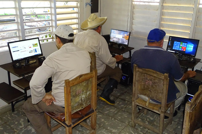 Reconocen trabajo en informática y comunicaciones de la UEB Granma Reconocen trabajo en informática y comunicaciones de la UEB Granma