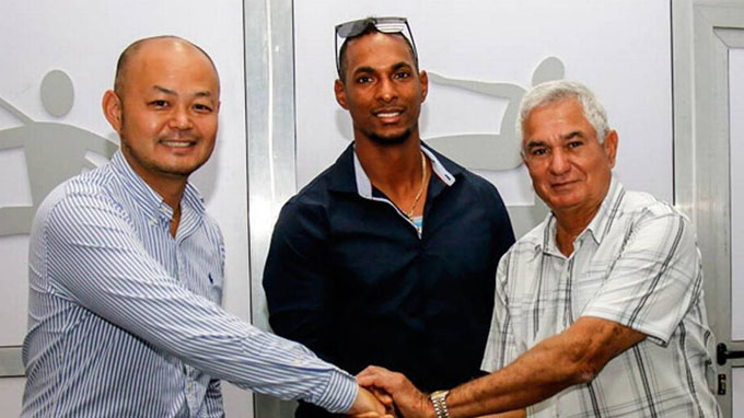 Firma Yurisbel Gracial con equipo SoftBank de la Liga Japonesa Firma Yurisbel Gracial con equipo SoftBank de la Liga Japonesa
