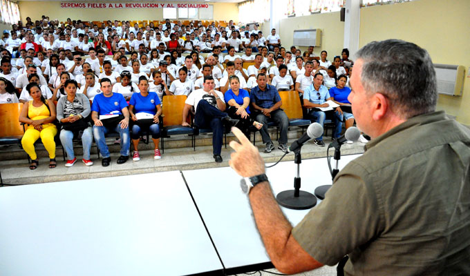 Jóvenes cederistas dialogan sobre su quehacer con exagente cubano Jóvenes cederistas dialogan sobre su quehacer con exagente cubano