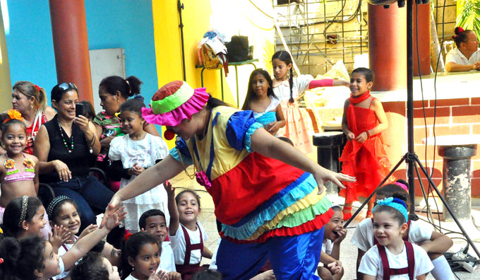 Pabellón de teatro “Tablas” en Feria del Libro granmense Pabellón de teatro “Tablas” en Feria del Libro granmense