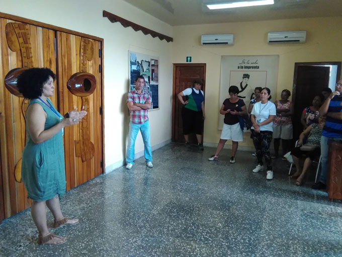 Inauguran la muestra de la Seda a la imprenta