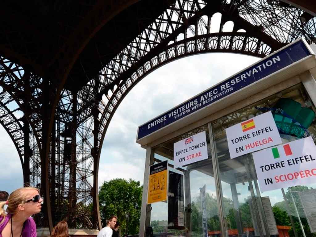 Cierran torre Eiffel por huelga del personal de seguridad Cierran torre Eiffel por huelga del personal de seguridad