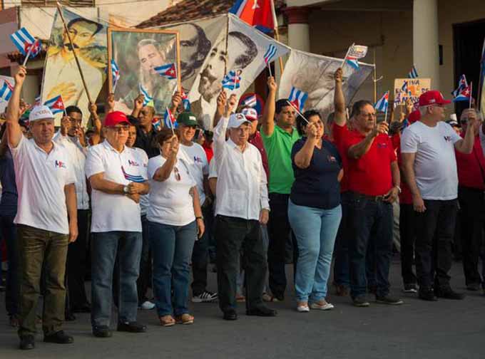 Machado Ventura junto a los trabajadores en Pinar del Río