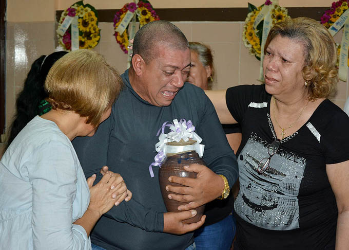 Tributan en Bayamo homenaje póstumo a fallecida en accidente aéreo en La Habana