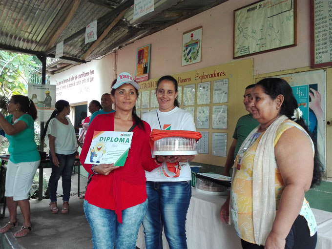 Premian mejores trabajos de concurso de  ahorro de energía (+ fotos)