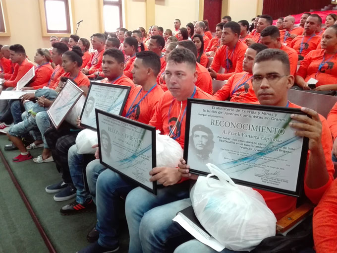 Debaten experiencias profesionales jóvenes del Ministerio de Energía y Minas