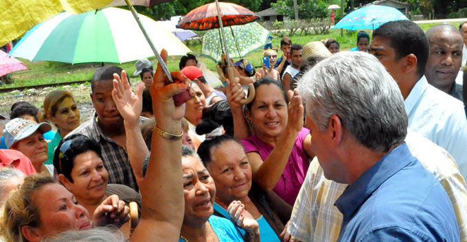 Díaz-Canel recibe el cariño del pueblo de Granma (+ fotos) Díaz-Canel recibe el cariño del pueblo de Granma (+ fotos)