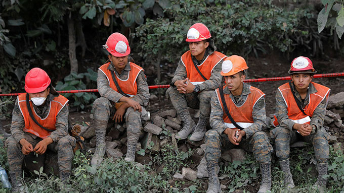 Guatemala suspende las labores de búsqueda tras la erupción volcánica debido a un alto riesgo Guatemala suspende las labores de búsqueda tras la erupción volcánica debido a un alto riesgo