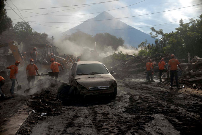Mantienen la búsqueda de víctimas en Guatemala por erupción de volcán Mantienen la búsqueda de víctimas en Guatemala por erupción de volcán