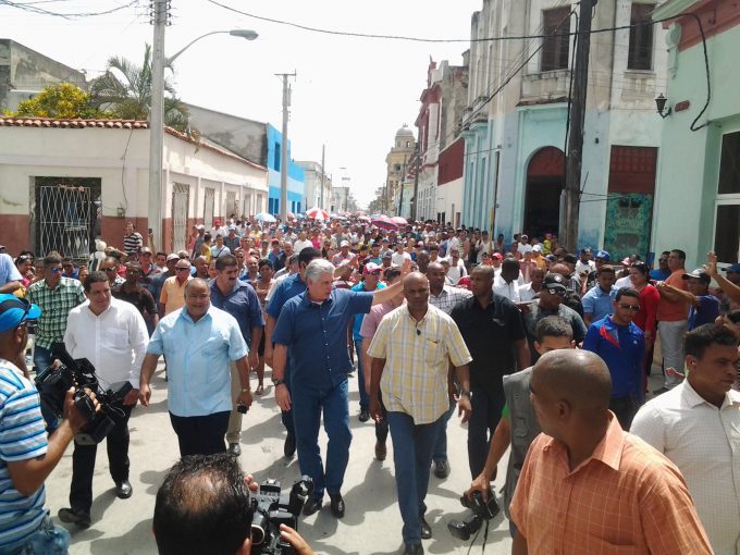 Recibe Díaz-Canel amplias muestras de afecto y cariño del pueblo manzanillero (+ fotos) Recibe Díaz-Canel amplias muestras de afecto y cariño del pueblo manzanillero (+ fotos)