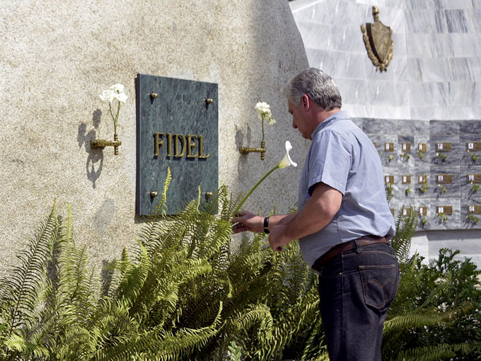 Rinde Díaz-Canel tributo al líder histórico de la Revolución en Santa Ifigenia (+ fotos) Rinde Díaz-Canel tributo al líder histórico de la Revolución en Santa Ifigenia (+ fotos)