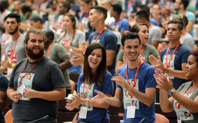 Universitarios cubanos comprometidos con perfeccionar el socialismo Universitarios cubanos comprometidos con perfeccionar el socialismo