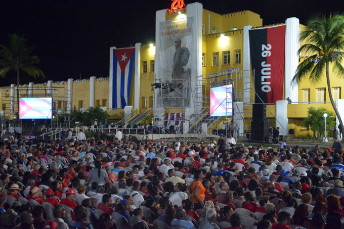 Cubanos defenderán su Revolución, Raúl Castro en Santiago de Cuba (+ fotos y video) Cubanos defenderán su Revolución, Raúl Castro en Santiago de Cuba (+ fotos y video)
