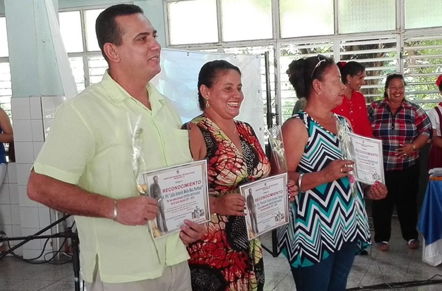 Distinguen desempeño de profesores y colectivos docentes manzanilleros (+ fotos)