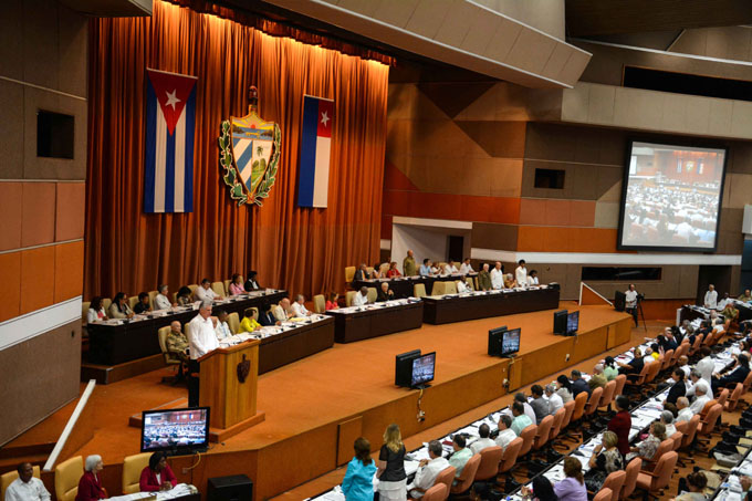 Parlamentarios cubanos analizan anteproyecto de Constitución (+ video) Parlamentarios cubanos analizan anteproyecto de Constitución (+ video)