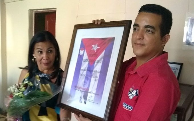 Reciben colectivos laborales de Guisa la distinción Granma Triunfa Reciben colectivos laborales de Guisa la distinción Granma Triunfa