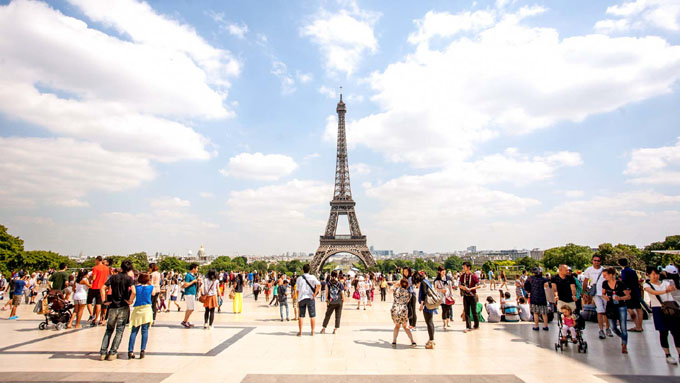 Torre Eiffel vuelve a abrir al público tras huelga Torre Eiffel vuelve a abrir al público tras huelga