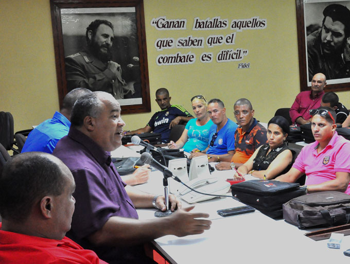 Intercambia máxima autoridad partidista con delegados al Congreso cederista Intercambia máxima autoridad partidista con delegados al Congreso cederista