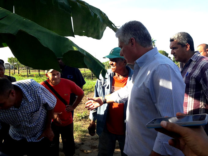 Evalúa Díaz Canel daños de Michael en Isla de la Juventud (+ fotos)