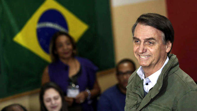 Ultraderechista Bolsonaro promete cambiar destino de Brasil