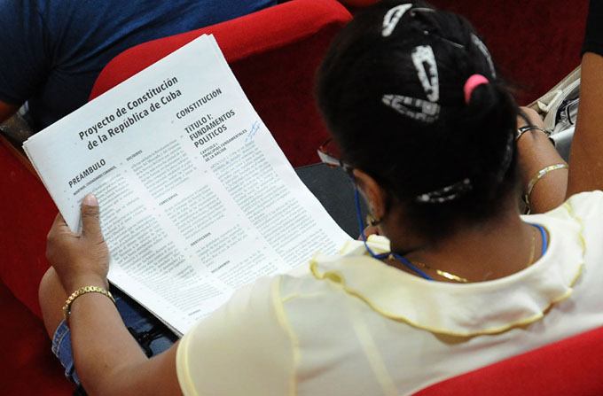 Trabajadores del Ministerio de Educación Superior opinan sobre el proyecto de Constitución Trabajadores del Ministerio de Educación Superior opinan sobre el proyecto de Constitución
