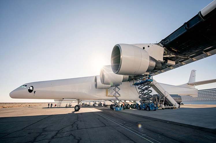 Prueban con éxito el avión más grande de la historia