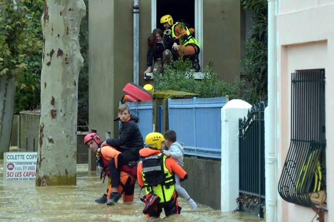 Aumenta a 13 el saldo de muertos por tormenta en sur Francia Aumenta a 13 el saldo de muertos por tormenta en sur Francia