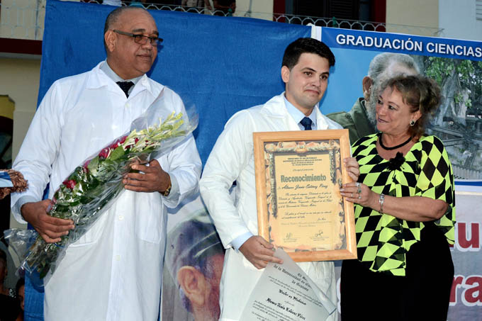 Graduados 27 mil profesionales de la salud en Granma Graduados 27 mil profesionales de la salud en Granma